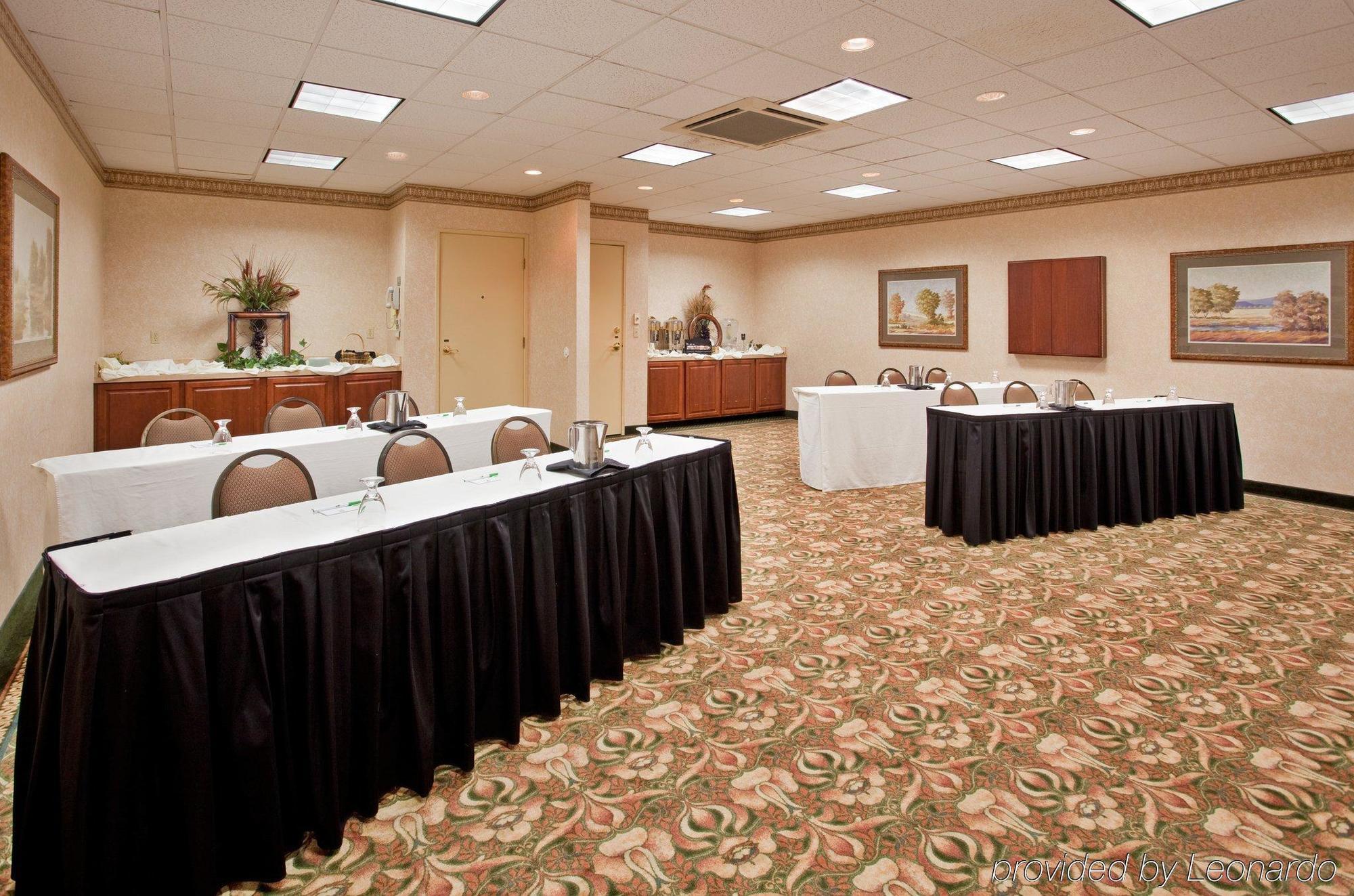 Hotel East I-35 By Ihg Wichita